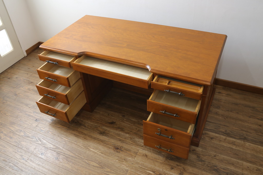 中古　横浜クラシック家具　ダニエル(daniel)　高級感と貫禄を感じさせる両袖机(定価約150万円)(プレジデントデスク、ワークデスク、在宅ワーク、在宅用)(R-049930)