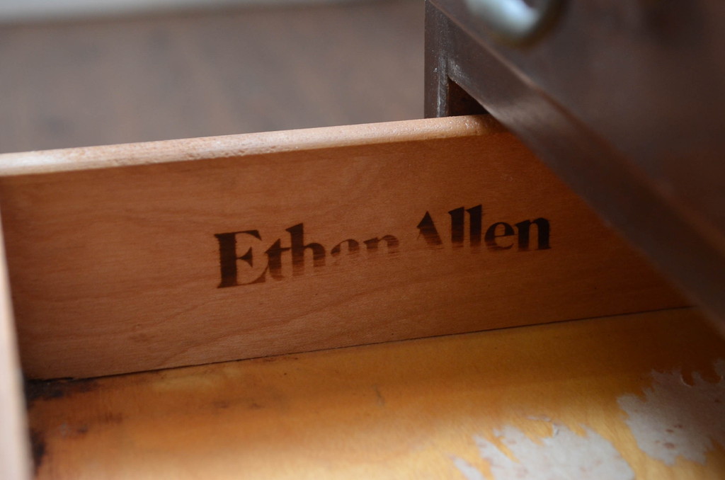 中古　ETHAN ALLEN(イーセンアーレン)　格調高いクラシカルな雰囲気の小さなサイドチェスト(小チェスト、ナイトチェスト、引き出し、米国)(R-082017)