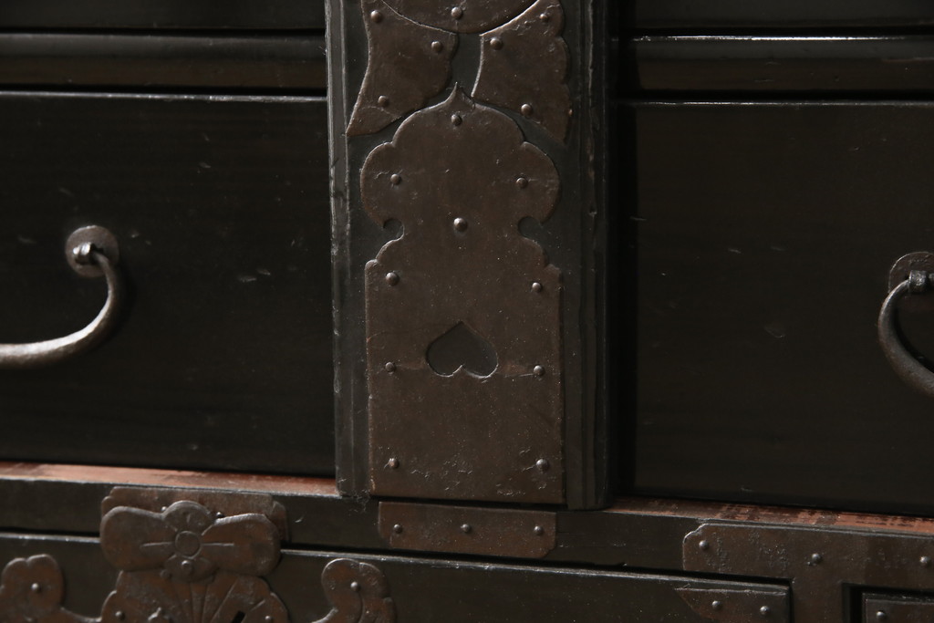 和製アンティーク　黒漆塗りと趣ある金具が魅力的な庄内小箪笥(時代箪笥、和タンス、引き出し)(R-057862)