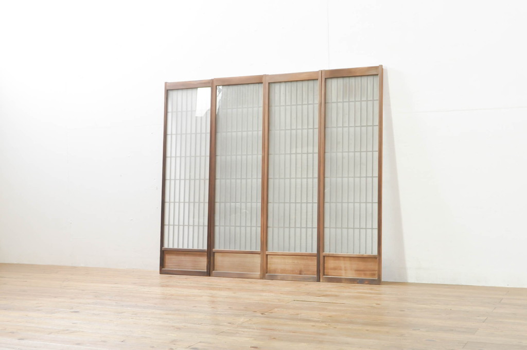 アンティーク建具　シンプルな佇まいが落ち着きのある空間を演出する格子入り書院戸4枚セット(窓、引き戸、ガラス戸)(R-076364)