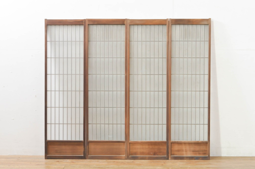 アンティーク建具　シンプルな佇まいが落ち着きのある空間を演出する格子入り書院戸4枚セット(窓、引き戸、ガラス戸)(R-076364)