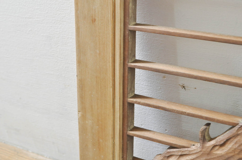 アンティーク建具　素朴な梅がアクセントの格子入り彫刻欄間1枚(明り取り、明かり取り)(R-076363)