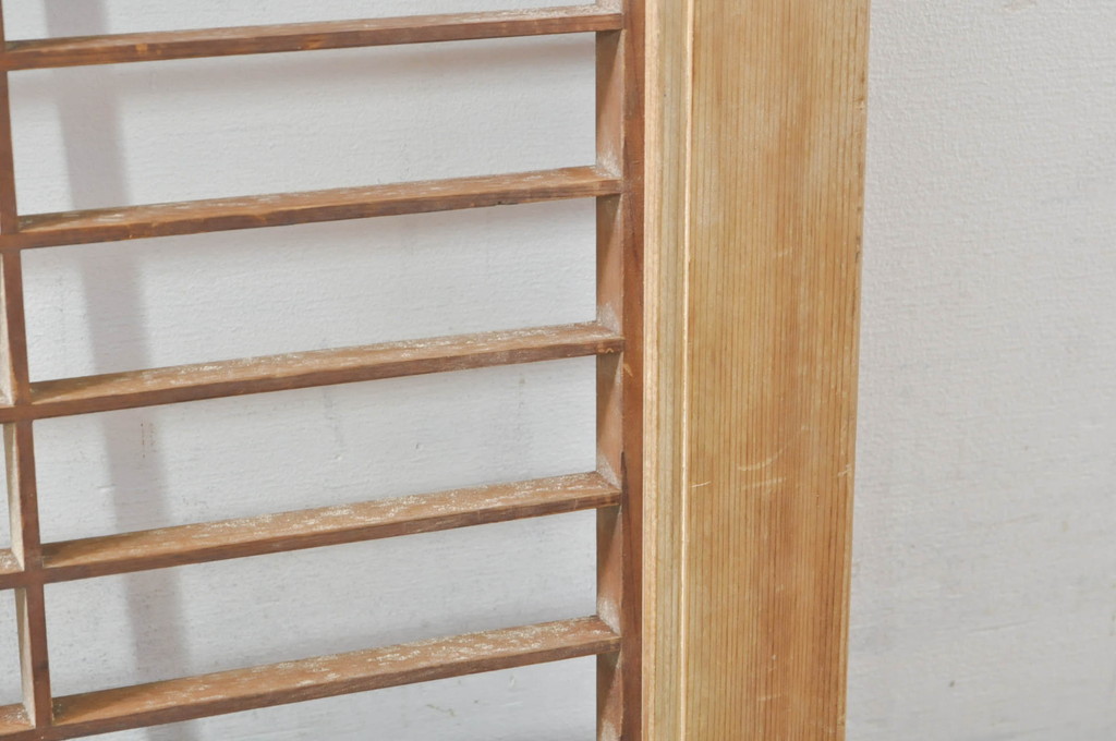 アンティーク建具　素朴な梅がアクセントの格子入り彫刻欄間1枚(明り取り、明かり取り)(R-076363)