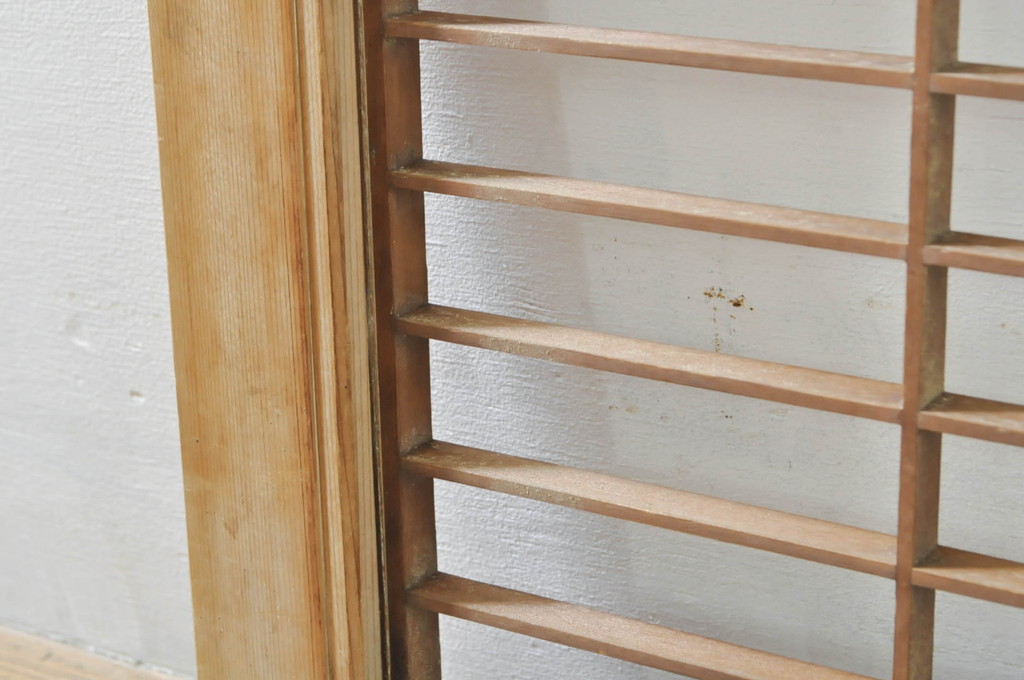 アンティーク建具　素朴な梅がアクセントの格子入り彫刻欄間1枚(明り取り、明かり取り)(R-076363)