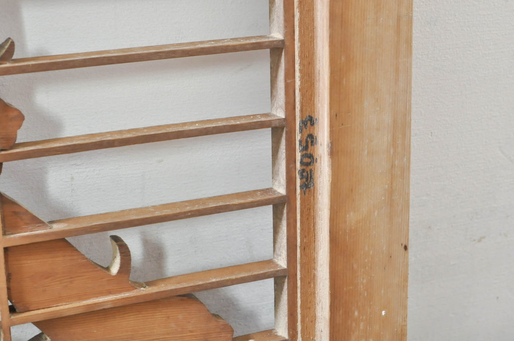 アンティーク建具　素朴な梅がアクセントの格子入り彫刻欄間1枚(明り取り、明かり取り)(R-076363)