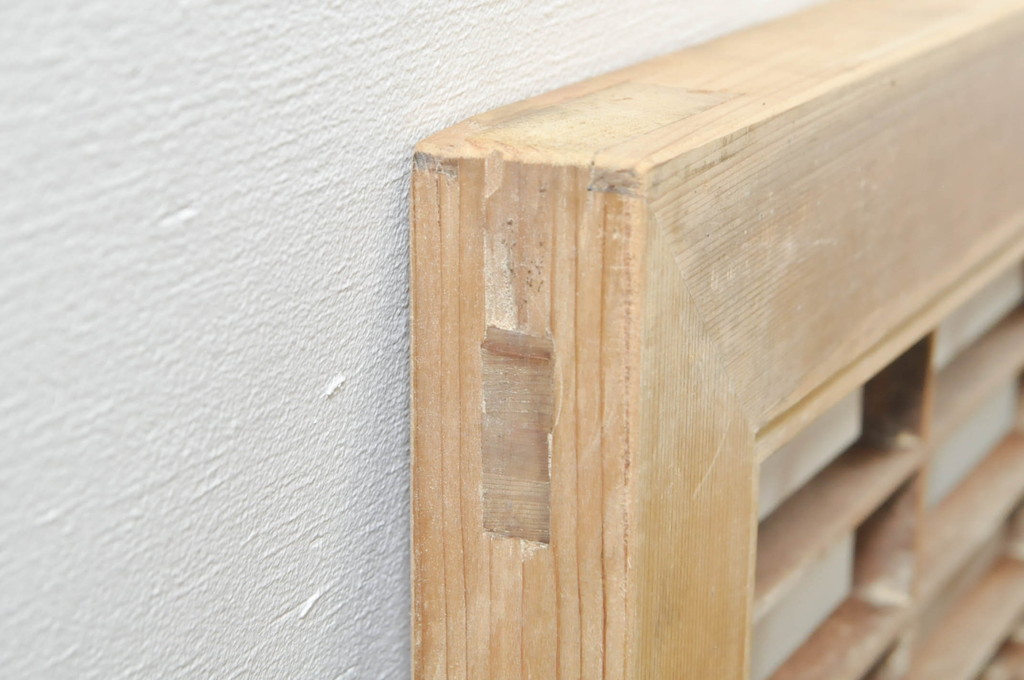 アンティーク建具　素朴な梅がアクセントの格子入り彫刻欄間1枚(明り取り、明かり取り)(R-076363)