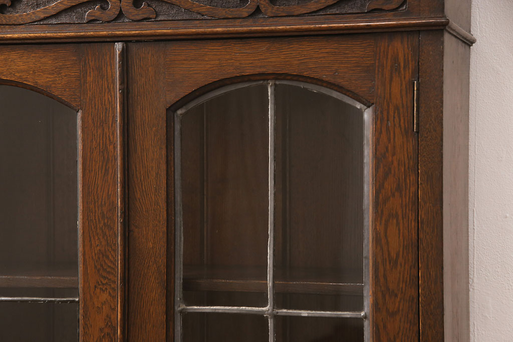 イギリスアンティーク　オーク材　ステンドグラス入り　小振りなサイズ感が可愛らしいキャビネット(ブックケース、収納棚、本箱、飾り棚)(R-051773)
