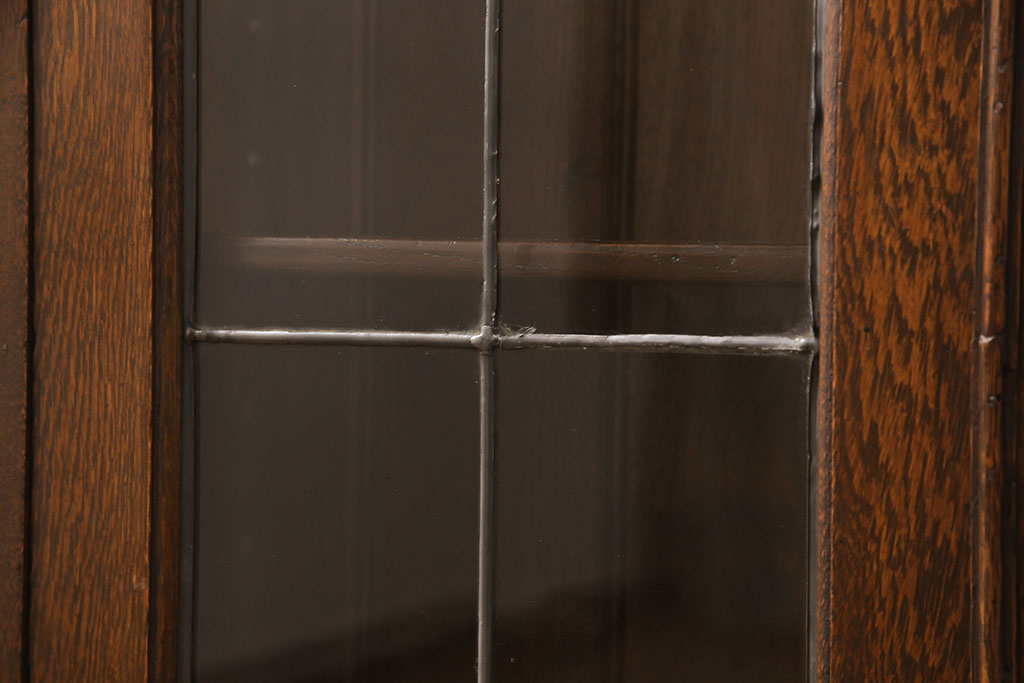 イギリスアンティーク　オーク材　ステンドグラス入り　小振りなサイズ感が可愛らしいキャビネット(ブックケース、収納棚、本箱、飾り棚)(R-051773)