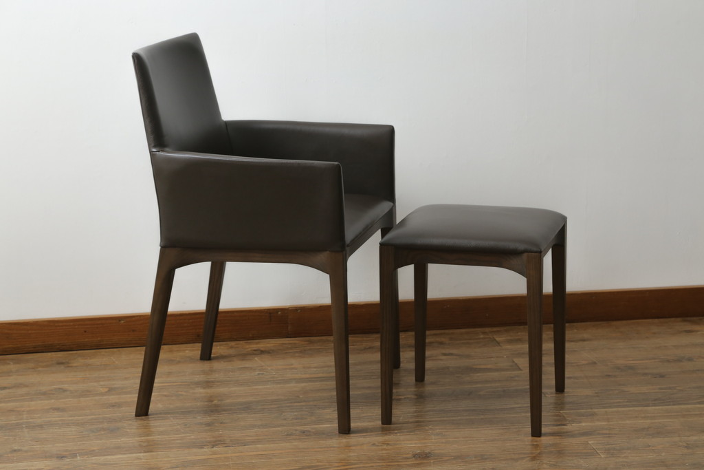 中古　美品　Cassinaixc.(カッシーナイクスシー)　IXC. R&D(イクスシー.R&D)　LINE(ライン)　FX革　スタイリッシュな佇まいが格好良いアームチェアとスツールのセット(ダイニングチェア、椅子、イス、本革、レザー、オットマン、フットスツール)(チェアの定価約12万8千円/スツールの定価約8万円)(R-066370)