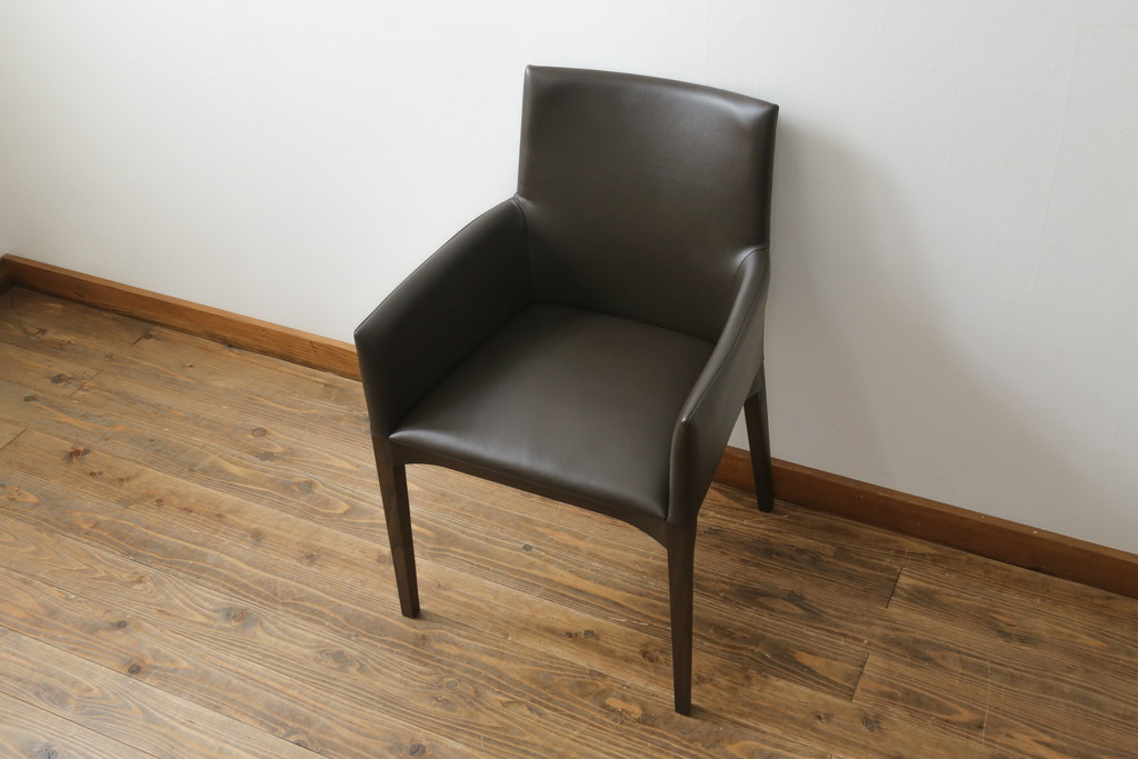 中古　美品　Cassinaixc.(カッシーナイクスシー)　IXC. R&D(イクスシー.R&D)　LINE(ライン)　FX革　スタイリッシュな佇まいが格好良いアームチェアとスツールのセット(ダイニングチェア、椅子、イス、本革、レザー、オットマン、フットスツール)(チェアの定価約12万8千円/スツールの定価約8万円)(R-066370)