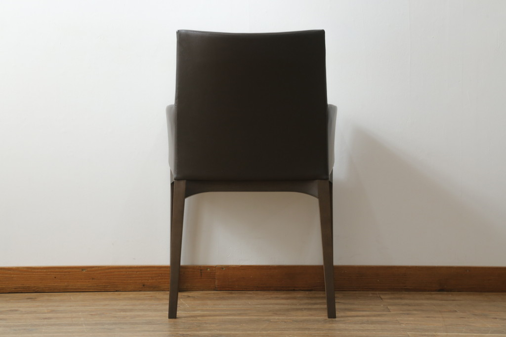 中古　美品　Cassinaixc.(カッシーナイクスシー)　IXC. R&D(イクスシー.R&D)　LINE(ライン)　FX革　スタイリッシュな佇まいが格好良いアームチェアとスツールのセット(ダイニングチェア、椅子、イス、本革、レザー、オットマン、フットスツール)(チェアの定価約12万8千円/スツールの定価約8万円)(R-066370)