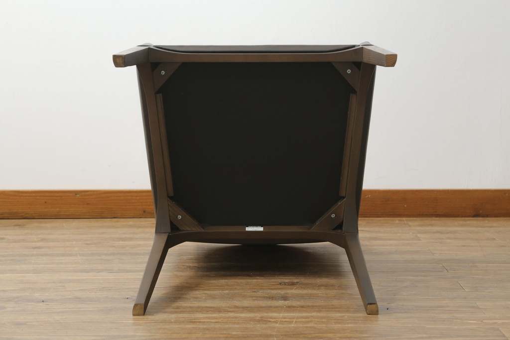 中古　美品　Cassinaixc.(カッシーナイクスシー)　IXC. R&D(イクスシー.R&D)　LINE(ライン)　FX革　スタイリッシュな佇まいが格好良いアームチェアとスツールのセット(ダイニングチェア、椅子、イス、本革、レザー、オットマン、フットスツール)(チェアの定価約12万8千円/スツールの定価約8万円)(R-066370)