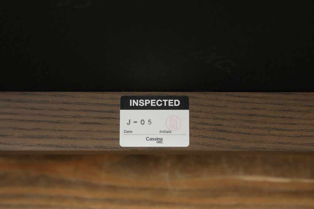 中古　美品　Cassinaixc.(カッシーナイクスシー)　IXC. R&D(イクスシー.R&D)　LINE(ライン)　FX革　スタイリッシュな佇まいが格好良いアームチェアとスツールのセット(ダイニングチェア、椅子、イス、本革、レザー、オットマン、フットスツール)(チェアの定価約12万8千円/スツールの定価約8万円)(R-066370)