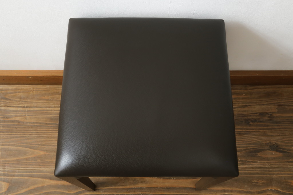 中古　美品　Cassinaixc.(カッシーナイクスシー)　IXC. R&D(イクスシー.R&D)　LINE(ライン)　FX革　スタイリッシュな佇まいが格好良いアームチェアとスツールのセット(ダイニングチェア、椅子、イス、本革、レザー、オットマン、フットスツール)(チェアの定価約12万8千円/スツールの定価約8万円)(R-066370)