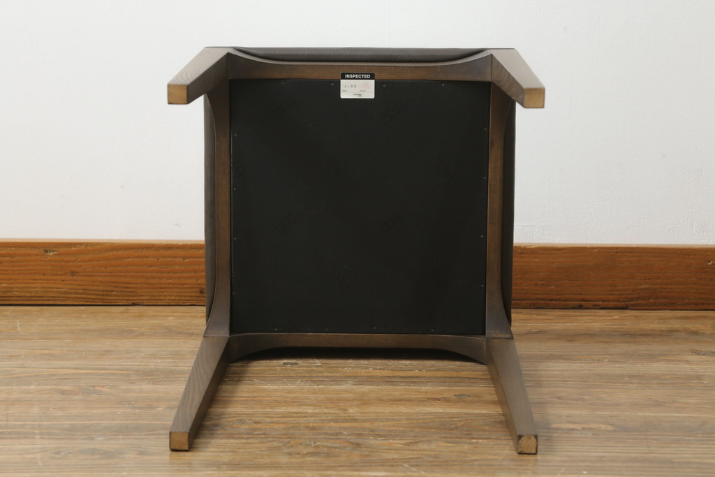 中古　美品　Cassinaixc.(カッシーナイクスシー)　IXC. R&D(イクスシー.R&D)　LINE(ライン)　FX革　スタイリッシュな佇まいが格好良いアームチェアとスツールのセット(ダイニングチェア、椅子、イス、本革、レザー、オットマン、フットスツール)(チェアの定価約12万8千円/スツールの定価約8万円)(R-066370)