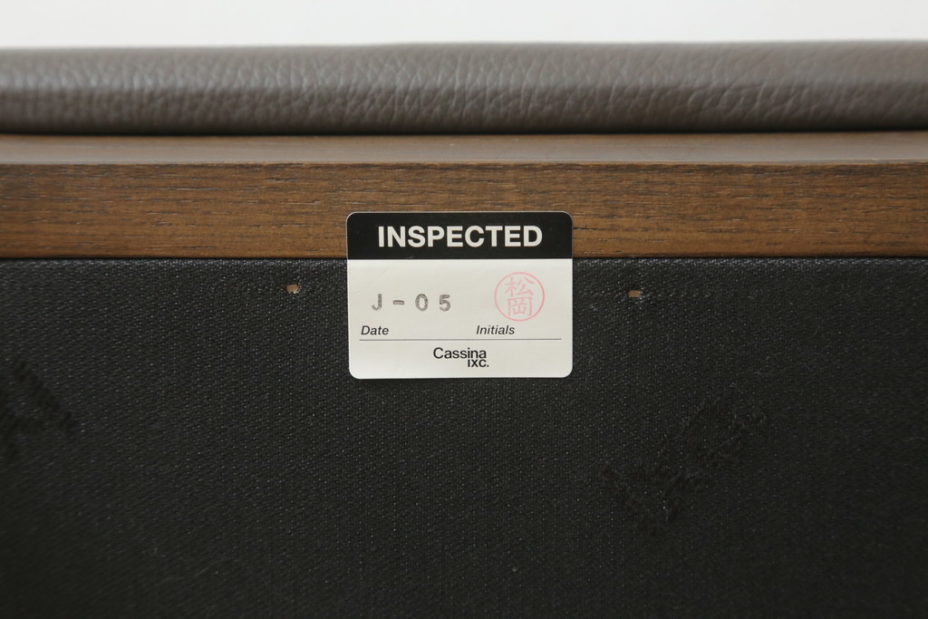 中古　美品　Cassinaixc.(カッシーナイクスシー)　IXC. R&D(イクスシー.R&D)　LINE(ライン)　FX革　スタイリッシュな佇まいが格好良いアームチェアとスツールのセット(ダイニングチェア、椅子、イス、本革、レザー、オットマン、フットスツール)(チェアの定価約12万8千円/スツールの定価約8万円)(R-066370)