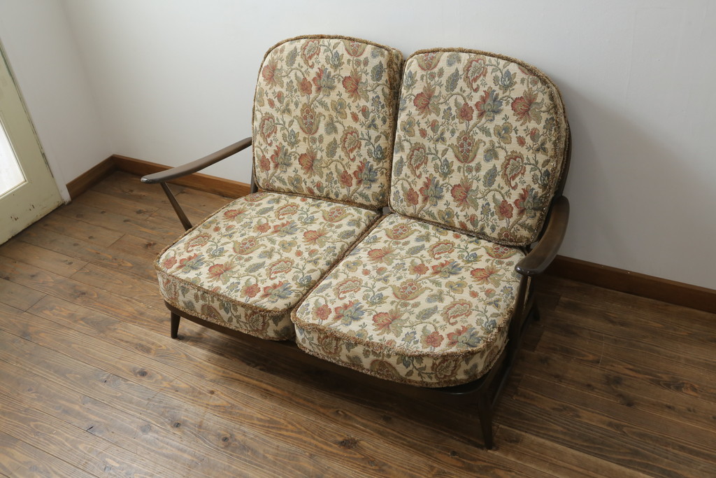 中古　美品!!　ERCOL(アーコール)　ボタニカル柄のファブリックが上品な2人掛けソファ(アームソファ、2Pソファ、二人掛け、英国、北欧)(R-075022)