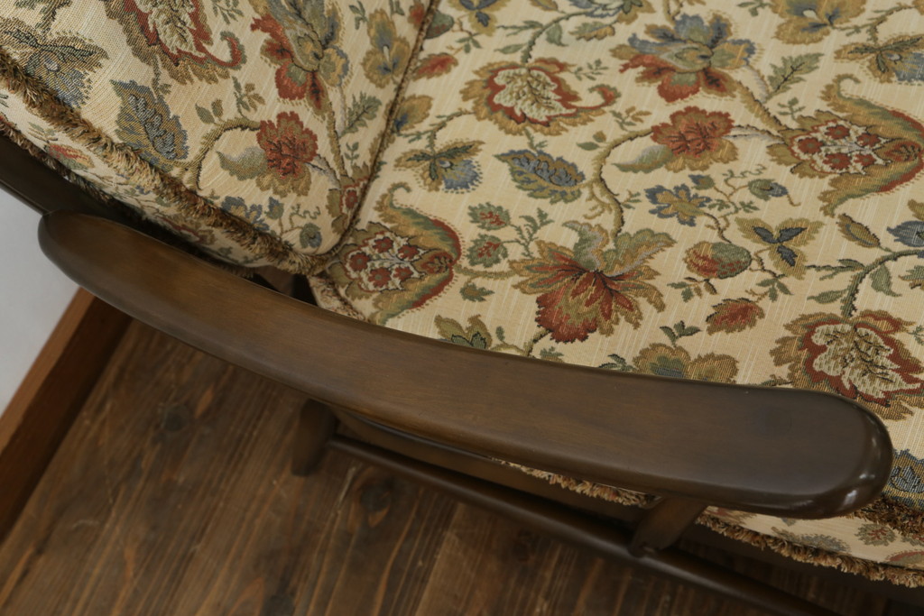 中古　美品!!　ERCOL(アーコール)　ボタニカル柄のファブリックが上品な2人掛けソファ(アームソファ、2Pソファ、二人掛け、英国、北欧)(R-075022)