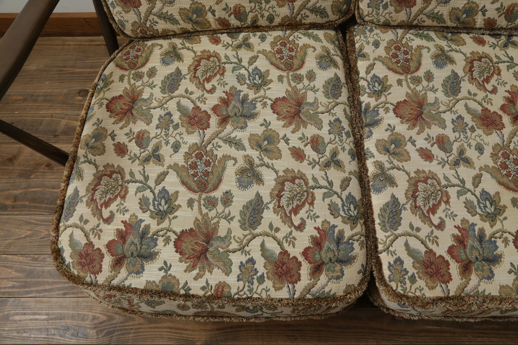 中古　美品!!　ERCOL(アーコール)　ボタニカル柄のファブリックが上品な2人掛けソファ(アームソファ、2Pソファ、二人掛け、英国、北欧)(R-075022)