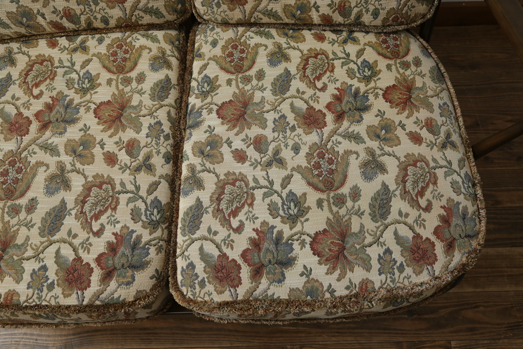 中古　美品!!　ERCOL(アーコール)　ボタニカル柄のファブリックが上品な2人掛けソファ(アームソファ、2Pソファ、二人掛け、英国、北欧)(R-075022)