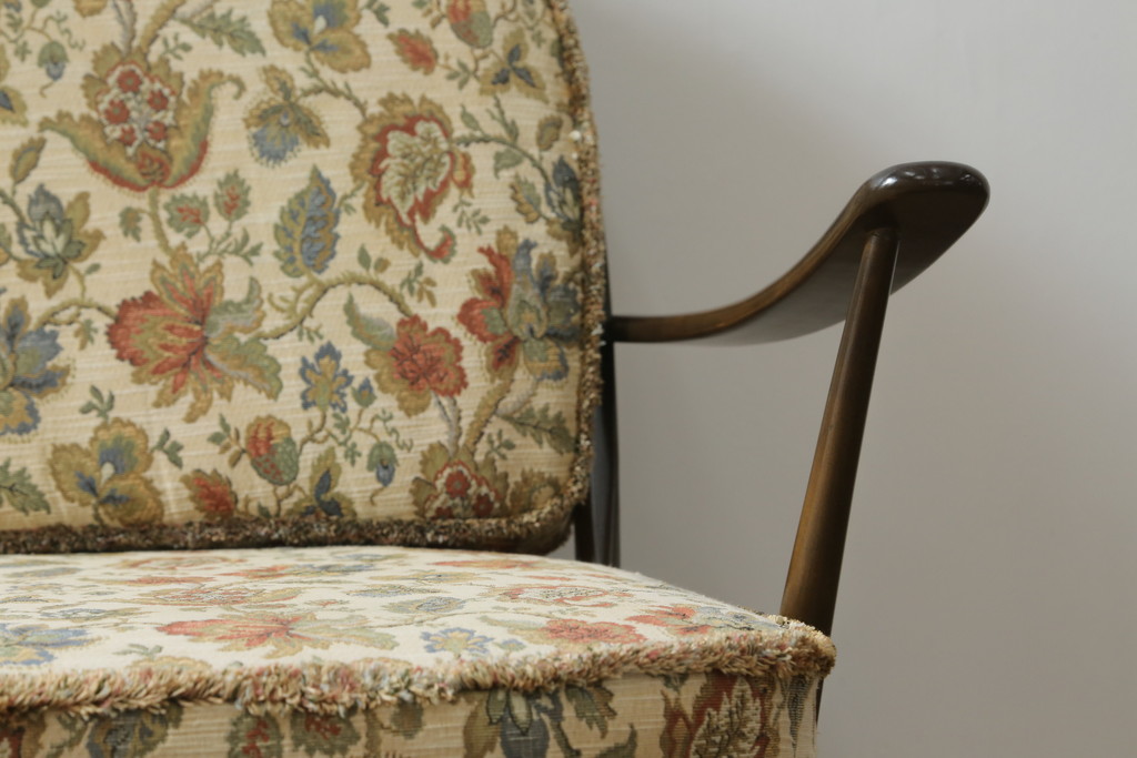 中古　美品!!　ERCOL(アーコール)　ボタニカル柄のファブリックが上品な2人掛けソファ(アームソファ、2Pソファ、二人掛け、英国、北欧)(R-075022)