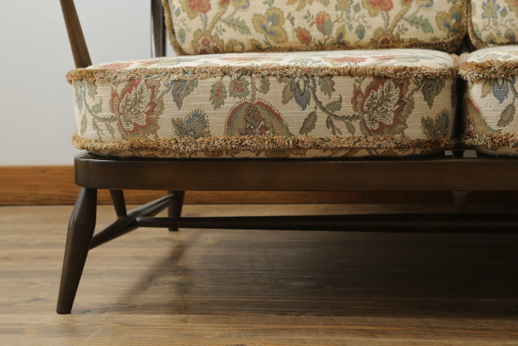 中古　美品!!　ERCOL(アーコール)　ボタニカル柄のファブリックが上品な2人掛けソファ(アームソファ、2Pソファ、二人掛け、英国、北欧)(R-075022)