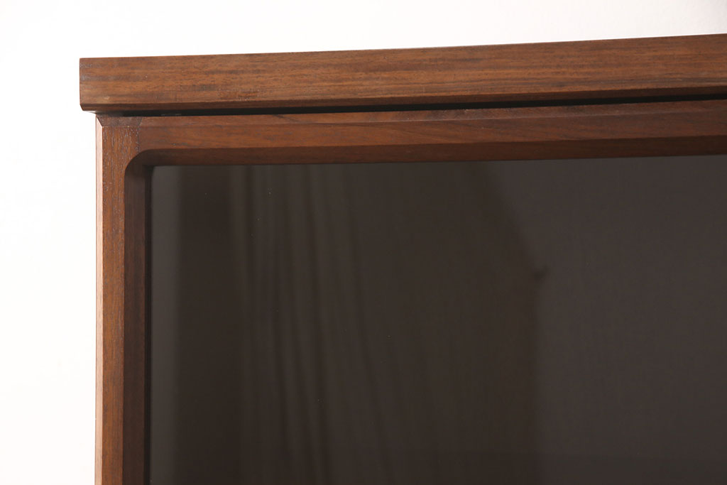 ヴィンテージ家具　ジャパンビンテージ　ローズウッド材　前面ガラスがおしゃれ!モダンな空間づくりに活躍する縦型キャビネット(日田工芸)(ブックケース、本箱、収納棚、飾り棚、陳列棚)(R-051498)
