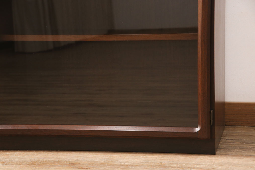 ヴィンテージ家具　ジャパンビンテージ　ローズウッド材　前面ガラスがおしゃれ!モダンな空間づくりに活躍する縦型キャビネット(日田工芸)(ブックケース、本箱、収納棚、飾り棚、陳列棚)(R-051498)