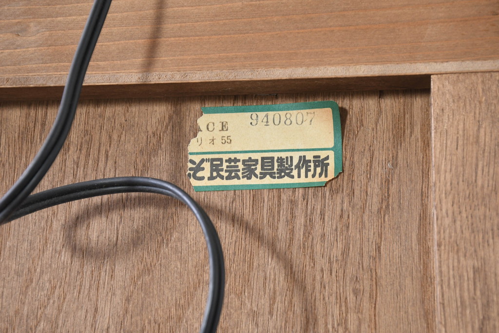 中古　美品　インテリアえぞ(EZO)　民芸家具　国産職人手作り　置くだけで華やかになるステンドグラス入り縦型キャビネット(色ガラス、キュリオケース、ガラスケース、ショーケース、食器棚、カップボード、飾り棚、戸棚、収納棚、店舗什器)(R-082156)