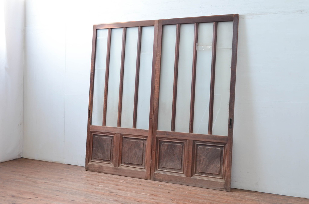アンティーク建具　上手物!!　腰板欅(ケヤキ)材　素朴な木味が魅力的な作りの良い玄関戸2枚セット(引き戸、ガラス戸)(R-081081)