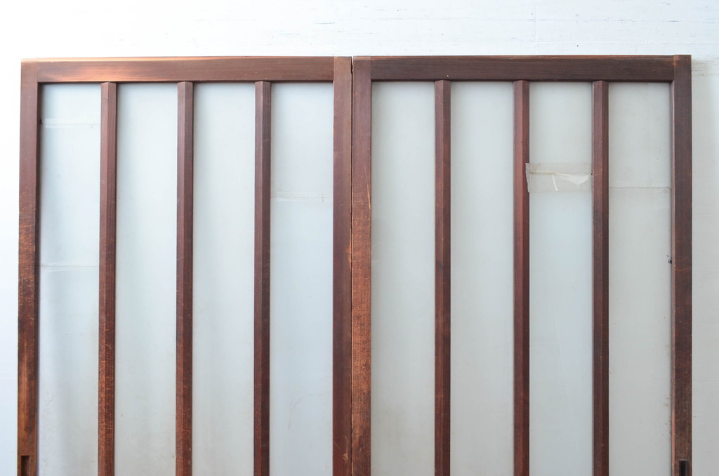 アンティーク建具　上手物!!　腰板欅(ケヤキ)材　素朴な木味が魅力的な作りの良い玄関戸2枚セット(引き戸、ガラス戸)(R-081081)