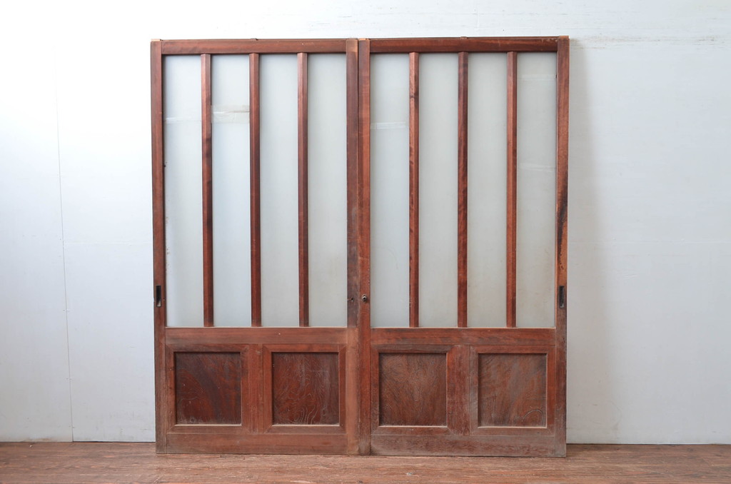 アンティーク建具　上手物!!　腰板欅(ケヤキ)材　素朴な木味が魅力的な作りの良い玄関戸2枚セット(引き戸、ガラス戸)(R-081081)