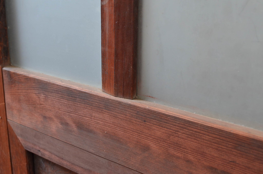 アンティーク建具　上手物!!　腰板欅(ケヤキ)材　素朴な木味が魅力的な作りの良い玄関戸2枚セット(引き戸、ガラス戸)(R-081081)