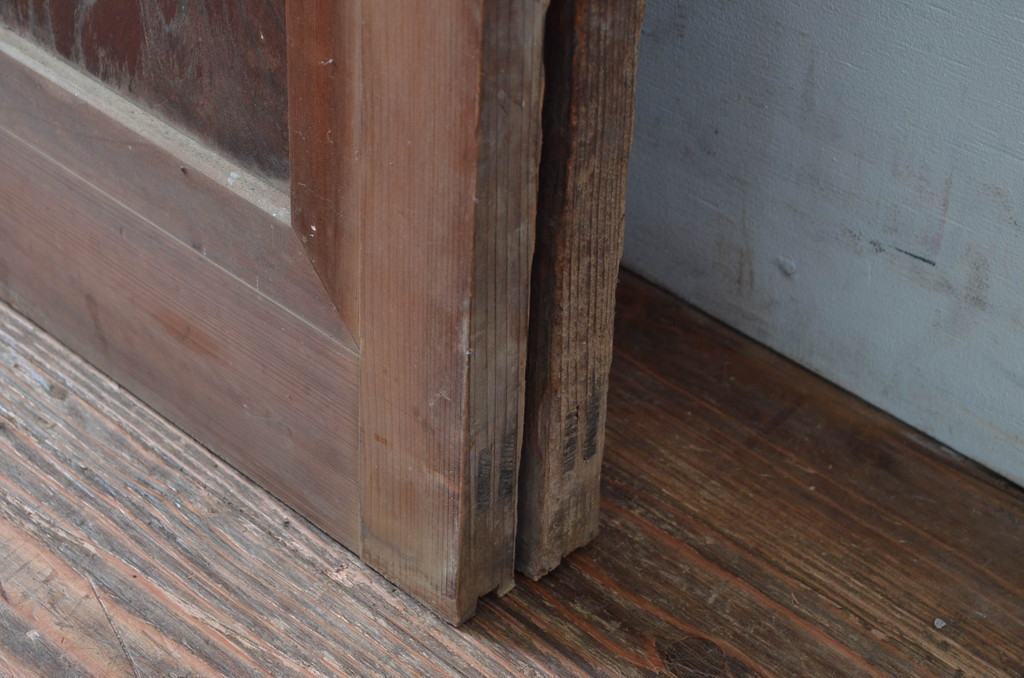 アンティーク建具　上手物!!　腰板欅(ケヤキ)材　素朴な木味が魅力的な作りの良い玄関戸2枚セット(引き戸、ガラス戸)(R-081081)