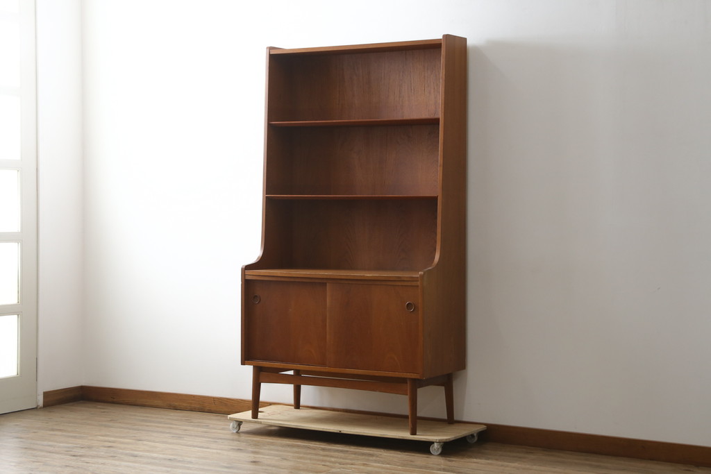 デンマークビンテージ　美品　Johannes Sorth(ヨハネス・ソース)デザイン　Bornholms Mobelfabrik社　チーク材　おしゃれな空間を演出してくれるハイキャビネット(本棚、書棚、ブックシェルフ、収納棚、飾り棚、陳列棚、北欧、ヴィンテージ)(R-082169)