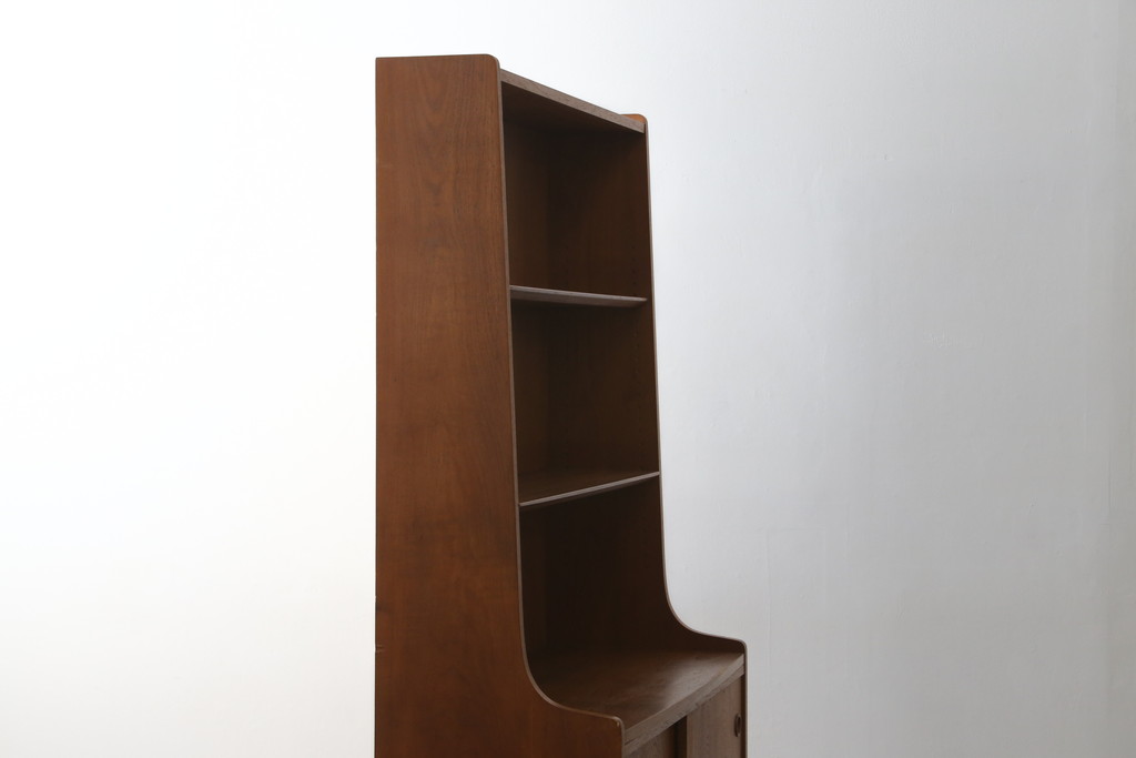 デンマークビンテージ　美品　Johannes Sorth(ヨハネス・ソース)デザイン　Bornholms Mobelfabrik社　チーク材　おしゃれな空間を演出してくれるハイキャビネット(本棚、書棚、ブックシェルフ、収納棚、飾り棚、陳列棚、北欧、ヴィンテージ)(R-082169)