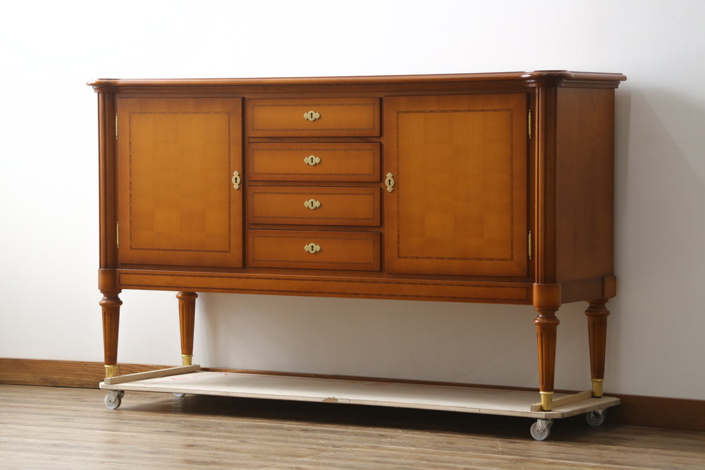 中古　美品　ドイツ　高級家具メーカー　WARRINGS INTERIEUR(ウォーリングス)社　クラシカルな雰囲気の象嵌入りサイドボード(サイドキャビネット、リビングボード、収納棚、戸棚)(定価約150万円)(R-082227)