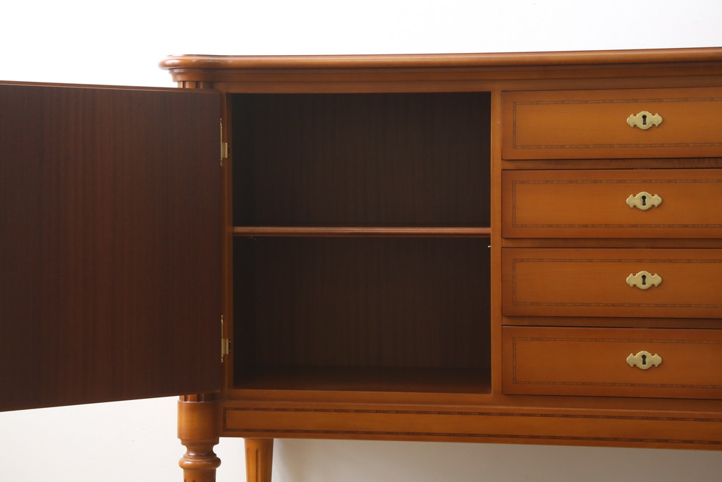 中古　美品　ドイツ　高級家具メーカー　WARRINGS INTERIEUR(ウォーリングス)社　クラシカルな雰囲気の象嵌入りサイドボード(サイドキャビネット、リビングボード、収納棚、戸棚)(定価約150万円)(R-082227)