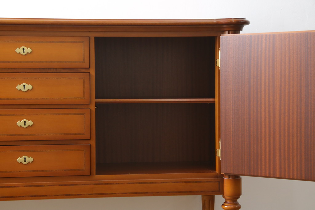 中古　美品　ドイツ　高級家具メーカー　WARRINGS INTERIEUR(ウォーリングス)社　クラシカルな雰囲気の象嵌入りサイドボード(サイドキャビネット、リビングボード、収納棚、戸棚)(定価約150万円)(R-082227)