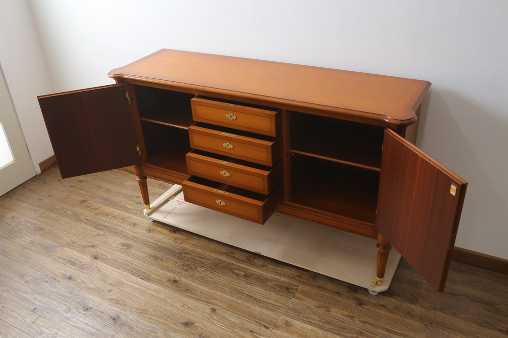 中古　美品　ドイツ　高級家具メーカー　WARRINGS INTERIEUR(ウォーリングス)社　クラシカルな雰囲気の象嵌入りサイドボード(サイドキャビネット、リビングボード、収納棚、戸棚)(定価約150万円)(R-082227)