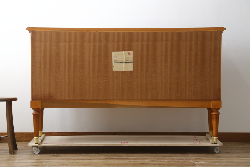 中古　美品　ドイツ　高級家具メーカー　WARRINGS INTERIEUR(ウォーリングス)社　クラシカルな雰囲気の象嵌入りサイドボード(サイドキャビネット、リビングボード、収納棚、戸棚)(定価約150万円)(R-082227)