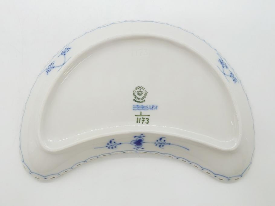 デンマーク　ROYAL　COPENHAGEN(ロイヤルコペンハーゲン)　ブルーフルーテッド　フルレース　クレセント　ディッシュ2客セット(変形皿、三門型、洋食器、プレート)(定価約88000円)(R-062590)