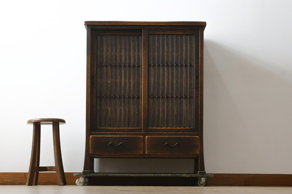 中古　美品　国産職人手作り　水屋の匠　久遠　希少の廃番品　民芸家具　楢(ナラ)材　味わい深い木の色味が素敵なアンティーク調脚付き水屋箪笥(サイドボード、サイドキャビネット、食器棚、戸棚、収納棚)(R-082228)