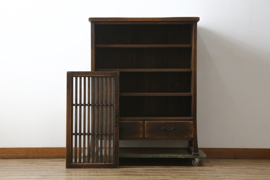 中古　美品　国産職人手作り　水屋の匠　久遠　希少の廃番品　民芸家具　楢(ナラ)材　味わい深い木の色味が素敵なアンティーク調脚付き水屋箪笥(サイドボード、サイドキャビネット、食器棚、戸棚、収納棚)(R-082228)