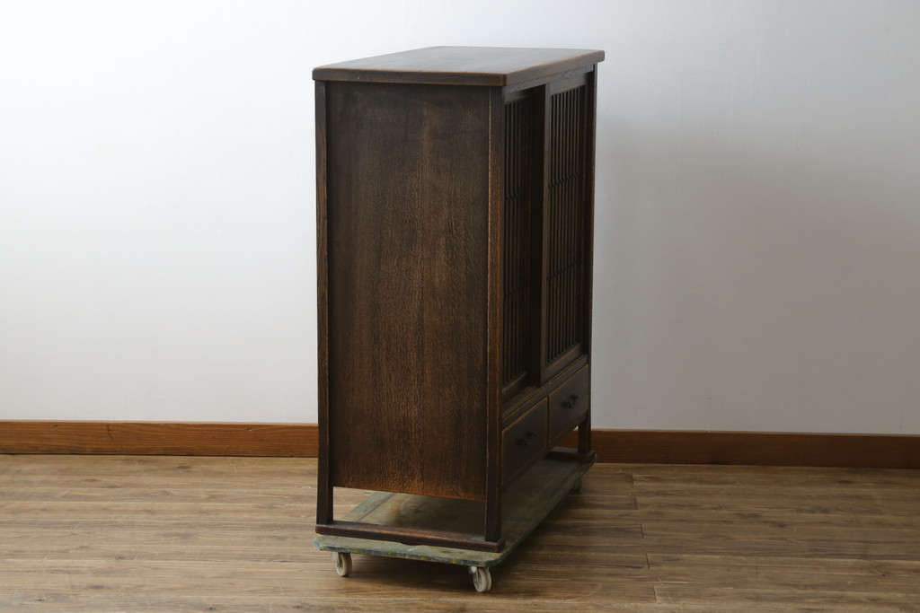 中古　美品　国産職人手作り　水屋の匠　久遠　希少の廃番品　民芸家具　楢(ナラ)材　味わい深い木の色味が素敵なアンティーク調脚付き水屋箪笥(サイドボード、サイドキャビネット、食器棚、戸棚、収納棚)(R-082228)