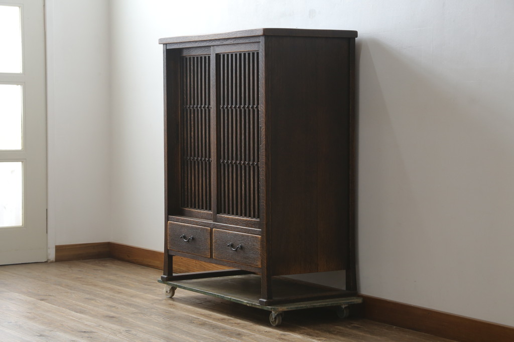 中古　美品　国産職人手作り　水屋の匠　久遠　希少の廃番品　民芸家具　楢(ナラ)材　味わい深い木の色味が素敵なアンティーク調脚付き水屋箪笥(サイドボード、サイドキャビネット、食器棚、戸棚、収納棚)(R-082228)