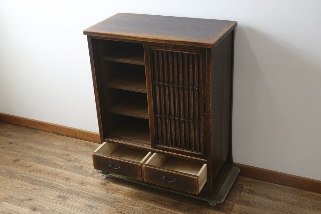中古　美品　国産職人手作り　水屋の匠　久遠　希少の廃番品　民芸家具　楢(ナラ)材　味わい深い木の色味が素敵なアンティーク調脚付き水屋箪笥(サイドボード、サイドキャビネット、食器棚、戸棚、収納棚)(R-082228)