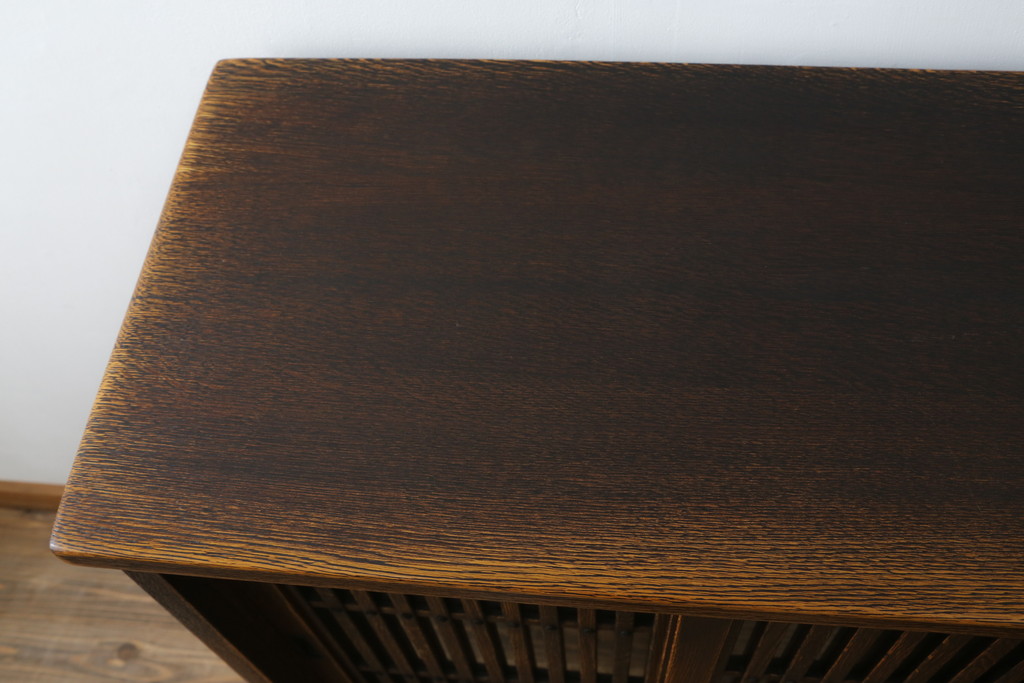 中古　美品　国産職人手作り　水屋の匠　久遠　希少の廃番品　民芸家具　楢(ナラ)材　味わい深い木の色味が素敵なアンティーク調脚付き水屋箪笥(サイドボード、サイドキャビネット、食器棚、戸棚、収納棚)(R-082228)