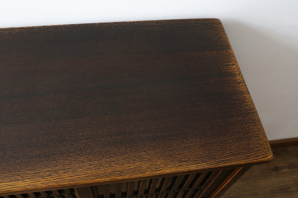中古　美品　国産職人手作り　水屋の匠　久遠　希少の廃番品　民芸家具　楢(ナラ)材　味わい深い木の色味が素敵なアンティーク調脚付き水屋箪笥(サイドボード、サイドキャビネット、食器棚、戸棚、収納棚)(R-082228)