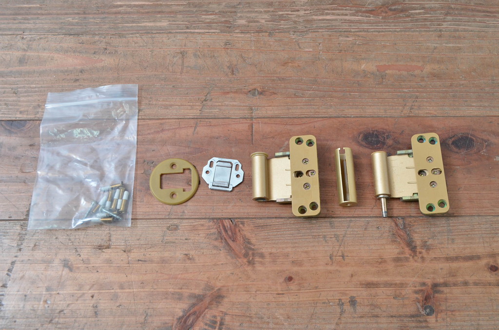 中古　職人手作り品!!　お部屋のアクセントになる色ガラス入りドア1枚(扉、木製扉)(R-081089)